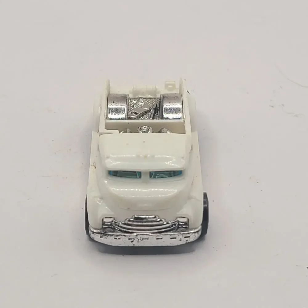White Mig Rig ©2013 Hot Wheels Diecast Car FD